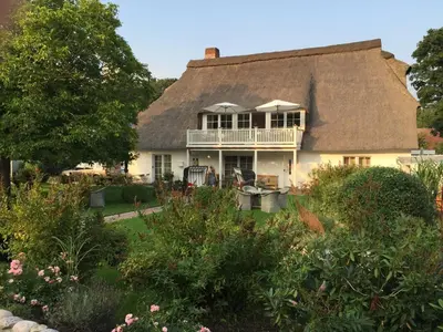 Ein Garten an der Unterkunft Schäferkate Sierksdorf