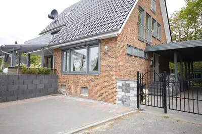 Das Gebäude in dem sich das Ferienhaus befindet