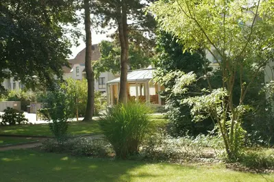 Ein Garten an der Unterkunft Aura Hotel