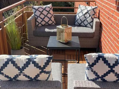 Ein Sitzbereich in der Unterkunft HAPPY PLACE mit Sonnen-Balkon und Stellplatz nur 400 m zum Strand