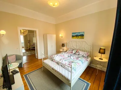 Ein Bett oder Betten in einem Zimmer der Unterkunft VILLA HanseART Lübeck - Privatzimmer in zentraler Lage