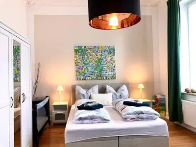 Ein Bett oder Betten in einem Zimmer der Unterkunft VILLA HanseART Lübeck - Privatzimmer in zentraler Lage