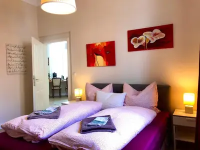 Ein Bett oder Betten in einem Zimmer der Unterkunft VILLA HanseART Lübeck - Privatzimmer in zentraler Lage