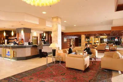 Ein Sitzbereich in der Unterkunft Maritim Strandhotel Travemünde