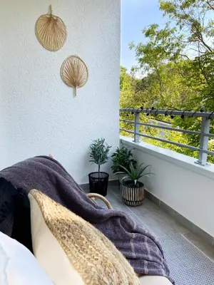 Ein Bett oder Betten in einem Zimmer der Unterkunft Seaside Rooms - Zentrales Design-Apartment mit Balkon & Parkplatz - 2 Minuten zum Strand