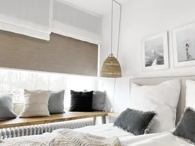 Ein Bett oder Betten in einem Zimmer der Unterkunft Seaside Rooms - Zentrales Design-Apartment mit Balkon & Parkplatz - 2 Minuten zum Strand