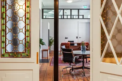 Ein Sitzbereich in der Unterkunft Hotel Die Reederin