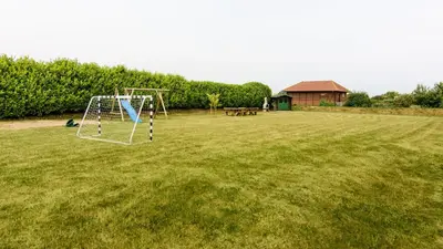 Ein Kinderspielbereich in der Unterkunft Die Ostseeperle mit Pool 2
