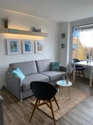Ein Sitzbereich in der Unterkunft Stylische Ferienwohnung Scharbeutz TOP LAGE Strand