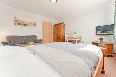Ein Bett oder Betten in einem Zimmer der Unterkunft Fahrenkrug Oststurm