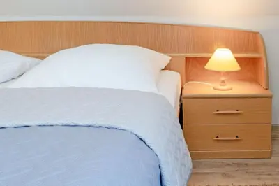 Ein Bett oder Betten in einem Zimmer der Unterkunft Fahrenkrug Nordlicht