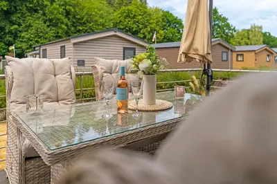 Ein Sitzbereich in der Unterkunft Ferienhäuser Lübecker Bucht Ferienhaus Beachcomber