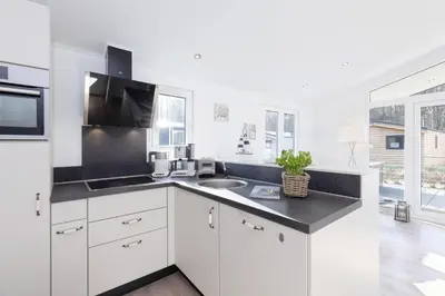 Küche/Küchenzeile in der Unterkunft Ferienhäuser Lübecker Bucht Ferienhaus Beachcomber
