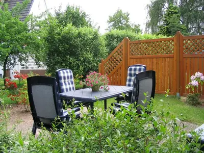 Ein Garten an der Unterkunft HAUS ACHTERDECK