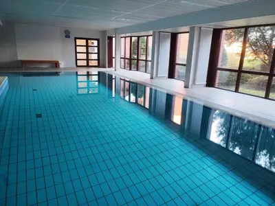 Der Swimmingpool an oder in der Nähe von Traveloge mit SCHWIMMBAD und SAUNA