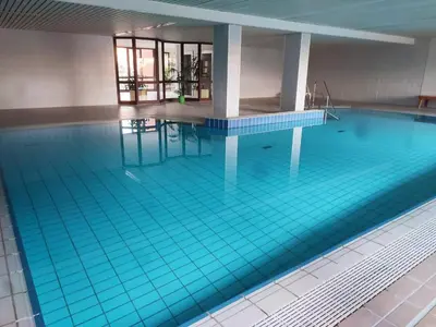 Der Swimmingpool an oder in der Nähe von Traveloge mit SCHWIMMBAD und SAUNA