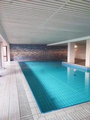 Der Swimmingpool an oder in der Nähe von Traveloge mit SCHWIMMBAD und SAUNA