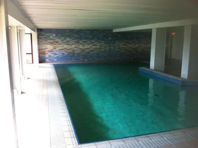 Der Swimmingpool an oder in der Nähe von Traveloge mit SCHWIMMBAD und SAUNA