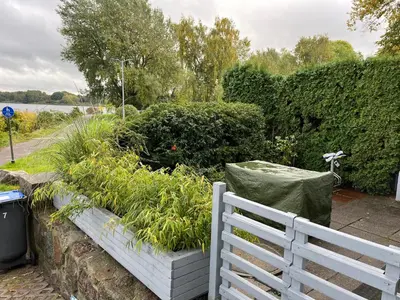 Ein Garten an der Unterkunft Wohnen am Seglerhafen mit Traveblick im Kontorhaus viele Extras