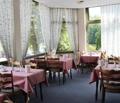 Ein Restaurant oder anderes Speiselokal in der Unterkunft Hotel Wakenitzblick