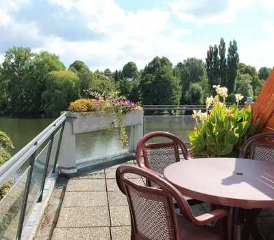 Blick auf einen Fluss in der Nähe des Hotels