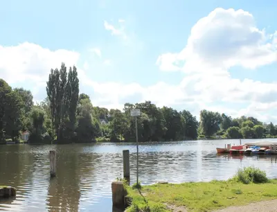 Blick auf einen Fluss in der Nähe des Hotels