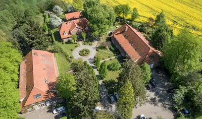 Blick auf Romantik Hotel Friederikenhof Hotel Restaurant & Spa aus der Vogelperspektive
