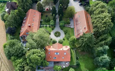 Blick auf Romantik Hotel Friederikenhof Hotel Restaurant & Spa aus der Vogelperspektive