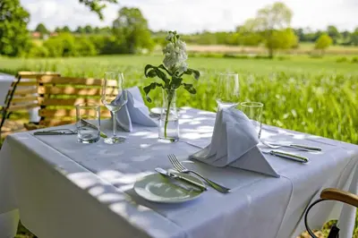 Ein Garten an der Unterkunft Romantik Hotel Friederikenhof Hotel Restaurant & Spa