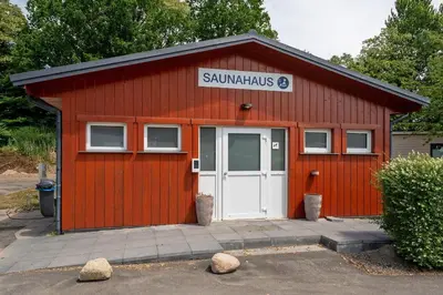 Das Gebäude in dem sich das Ferienhaus befindet