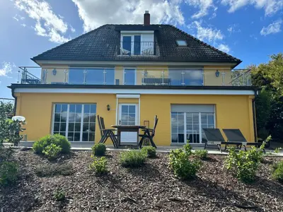 Ein Garten an der Unterkunft Traumhafter Seeblick mit großer Terrasse