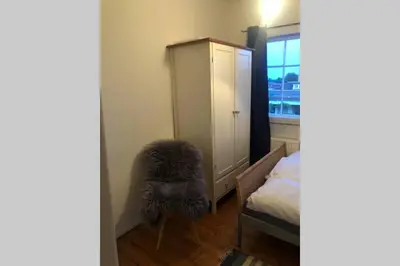 Ein Bett oder Betten in einem Zimmer der Unterkunft Gemütliche 4ZKB im grünen Herzen Lübecks