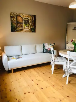 Ein Sitzbereich in der Unterkunft Ferienwohnung A im Ferienhaus Antika