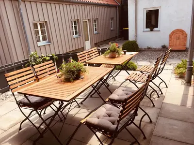 Ein Restaurant oder anderes Speiselokal in der Unterkunft Ferienwohnung A im Ferienhaus Antika
