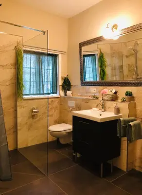 Ein Badezimmer in der Unterkunft Ferienwohnung A im Ferienhaus Antika