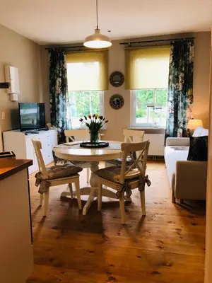 Ein Sitzbereich in der Unterkunft Ferienwohnung A im Ferienhaus Antika
