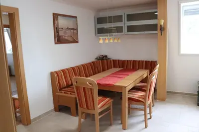 Ein Sitzbereich in der Unterkunft Ferienwohnung zum weißen Schwan
