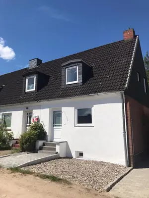 Das Gebäude in dem sich das Ferienhaus befindet