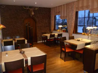 Ein Restaurant oder anderes Speiselokal in der Unterkunft Hotel Grüner Jäger