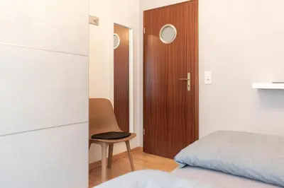 Ein Bett oder Betten in einem Zimmer der Unterkunft Ferienwohnung Gartenkoje - Haffkrug