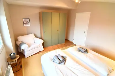 Ein Bett oder Betten in einem Zimmer der Unterkunft Penthouse Hafenblick - private Sauna - Teil der HolidayEscapes Kollektion