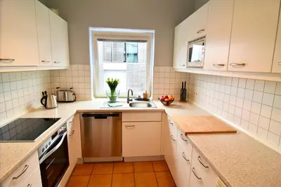 Küche/Küchenzeile in der Unterkunft Penthouse Hafenblick - private Sauna - Teil der HolidayEscapes Kollektion