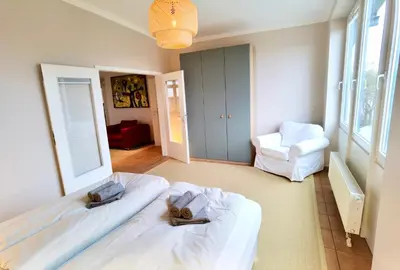 Ein Bett oder Betten in einem Zimmer der Unterkunft Penthouse Hafenblick - private Sauna - Teil der HolidayEscapes Kollektion