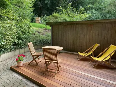 Ein Garten an der Unterkunft Saunahäuschen