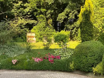 Ein Garten an der Unterkunft Saunahäuschen