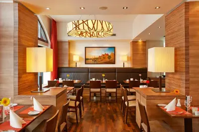 Ein Restaurant oder anderes Speiselokal in der Unterkunft H+ Hotel Lübeck