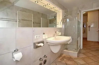 Ein Badezimmer in der Unterkunft Domizil Strandburg Domizil Strandburg Appartement 13 Ferienwohnung Bremen