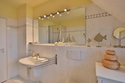 Ein Badezimmer in der Unterkunft Haus Ostseeallee 10 Ostseeallee Appartement 73 Appartement Strandgefühl