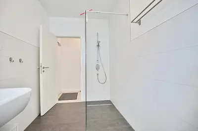 Ein Badezimmer in der Unterkunft Ferienhaus Pommernweg Ferienwohnung Oeynhausen Appartement 3