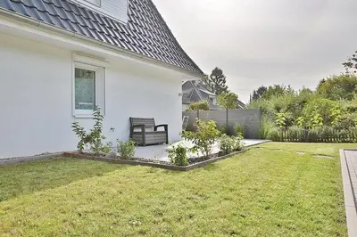 Ein Garten an der Unterkunft Ferienhaus Pommernweg Ferienwohnung Oeynhausen Appartement 3